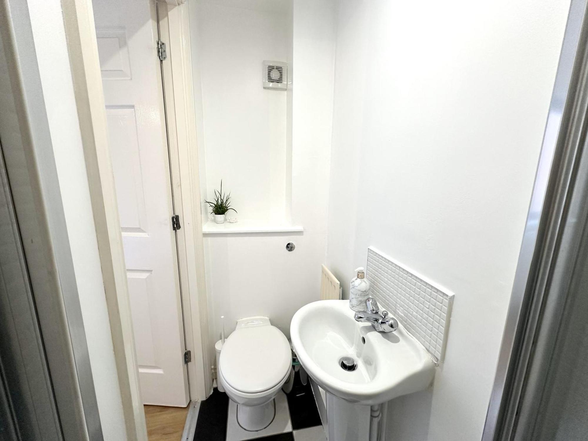 Private Room With En-Suite And Parking In Shared Flat 글라스고 외부 사진